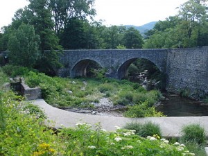 Le_Coudoulou_à_Avèze,_vieux_pont_et_bief-barrage